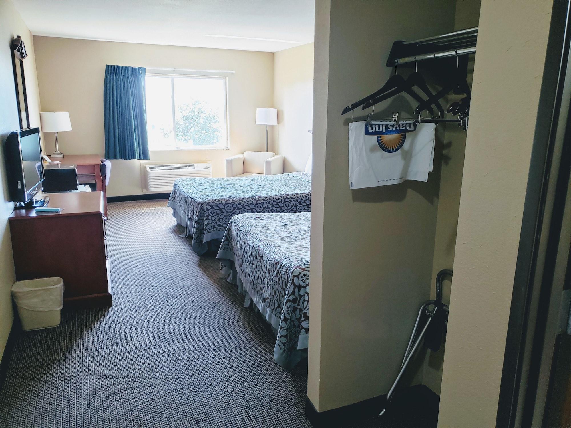 Days Inn & Suites By Wyndham Of Morris Exterior photo