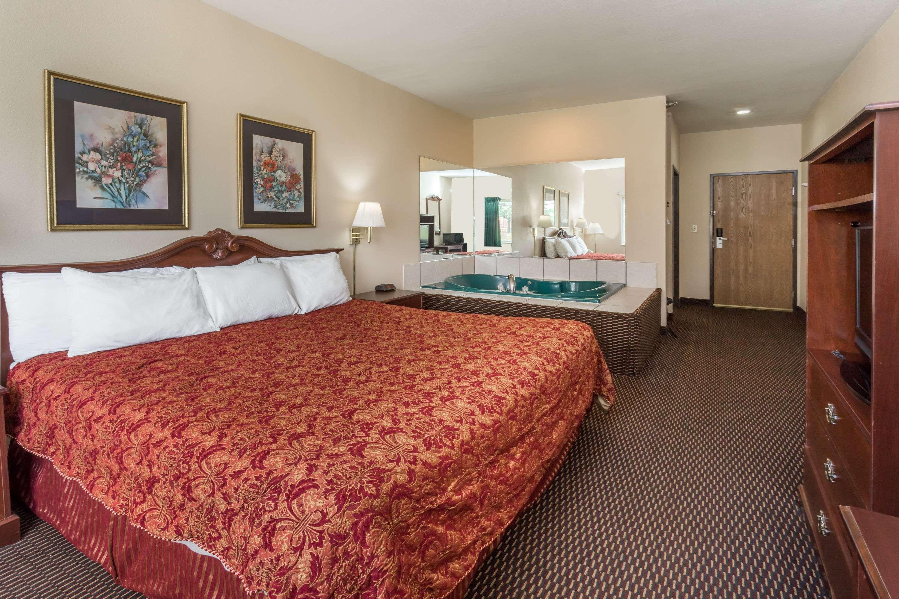 Days Inn & Suites By Wyndham Of Morris Exterior photo