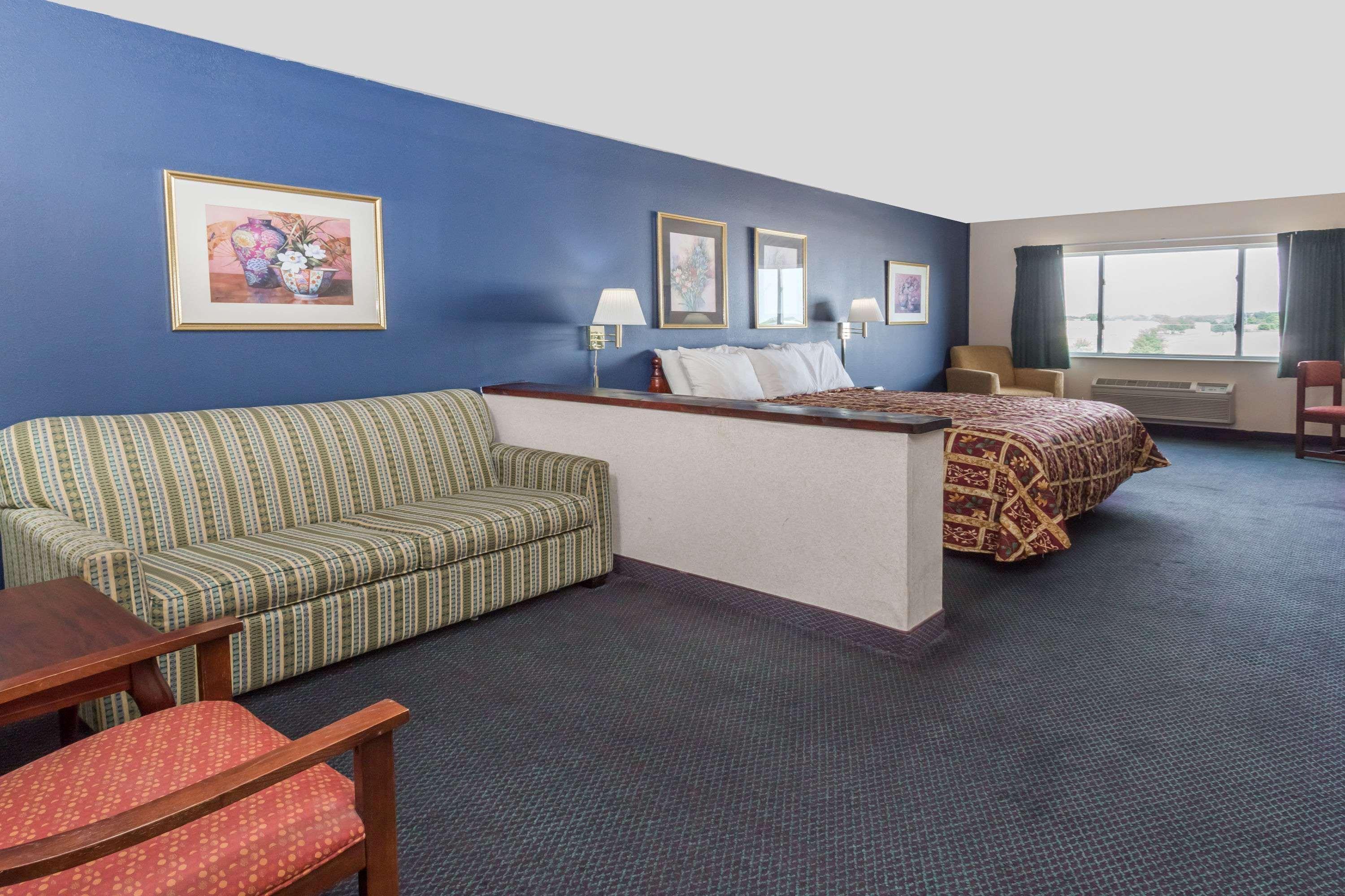 Days Inn & Suites By Wyndham Of Morris Exterior photo