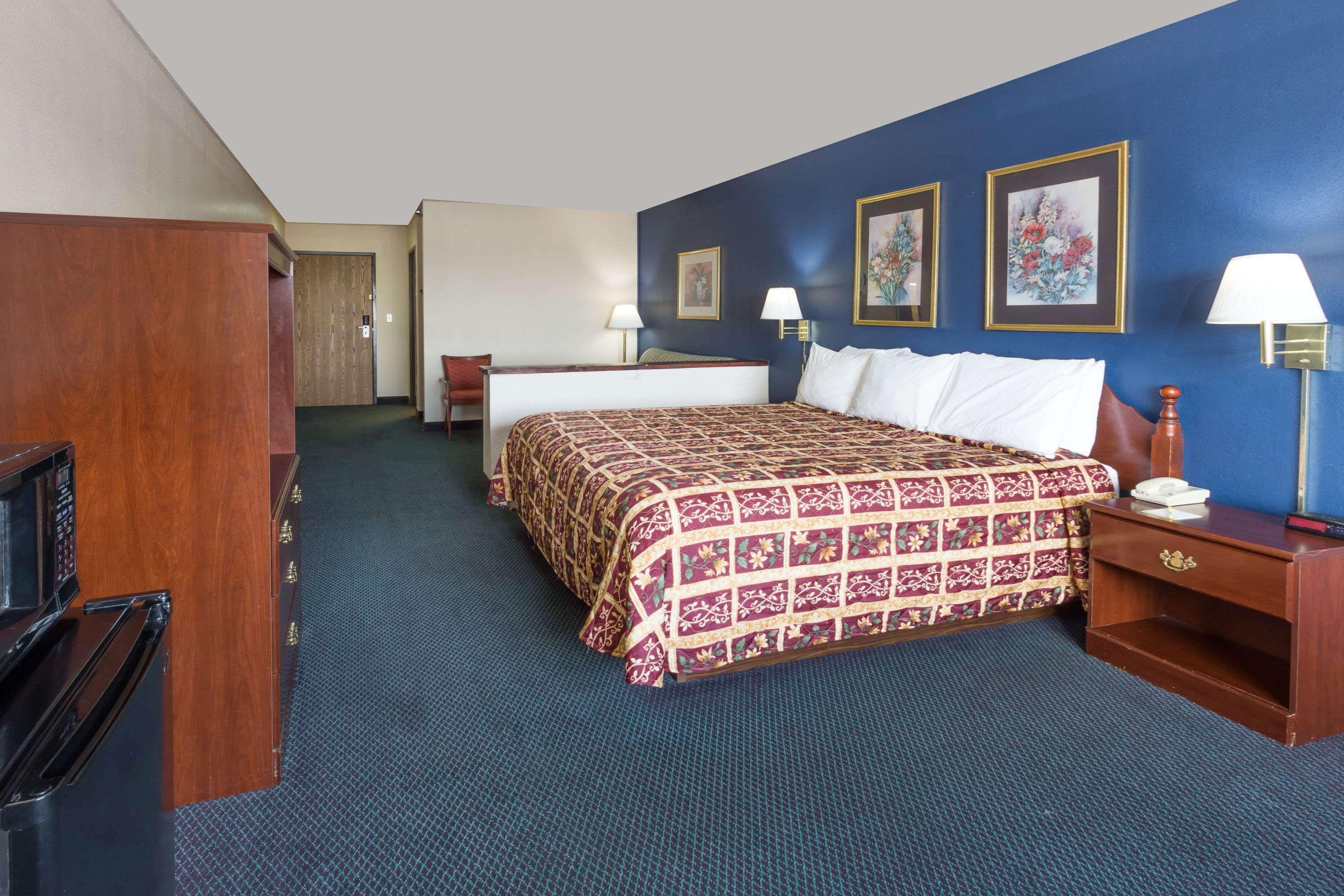 Days Inn & Suites By Wyndham Of Morris Exterior photo