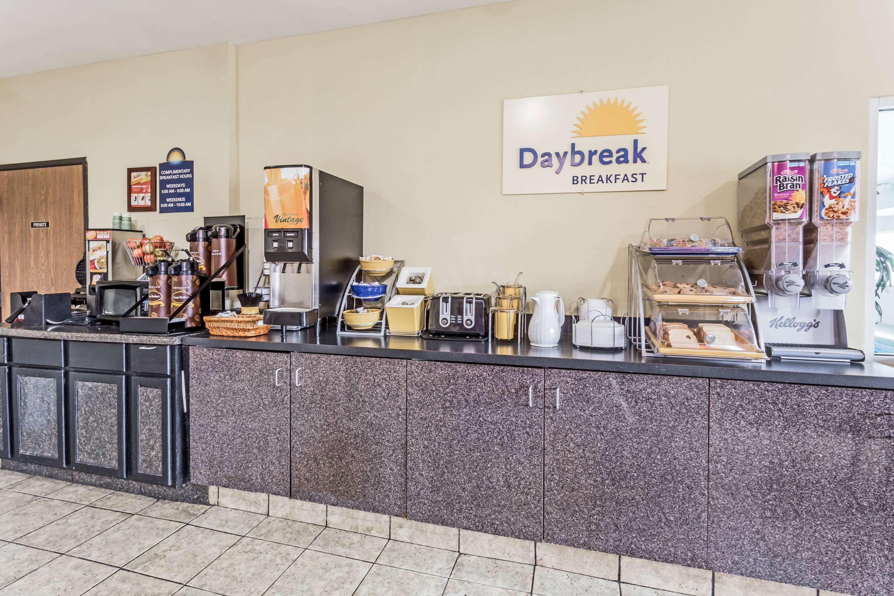 Days Inn & Suites By Wyndham Of Morris Exterior photo