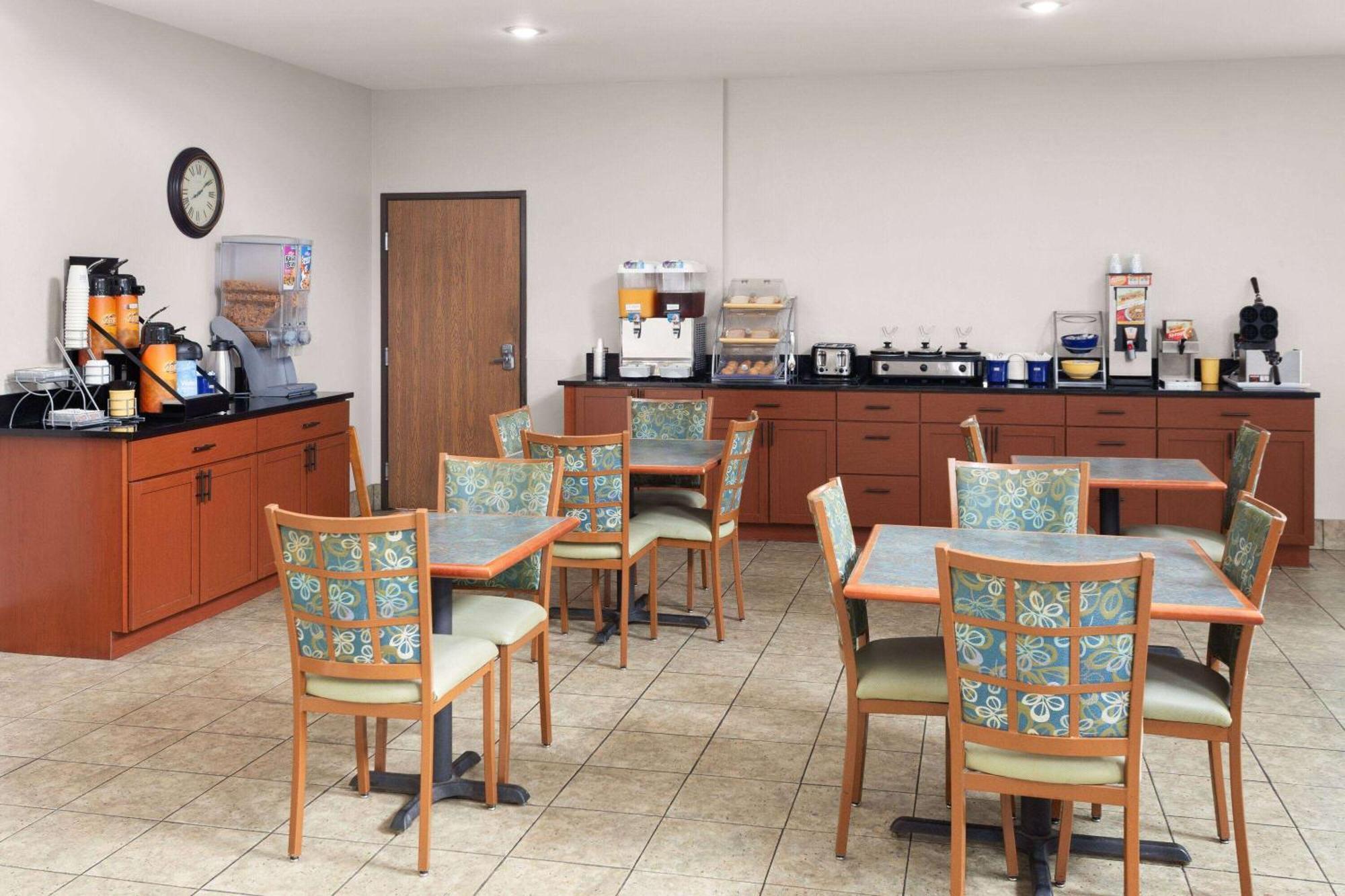 Days Inn & Suites By Wyndham Of Morris Exterior photo