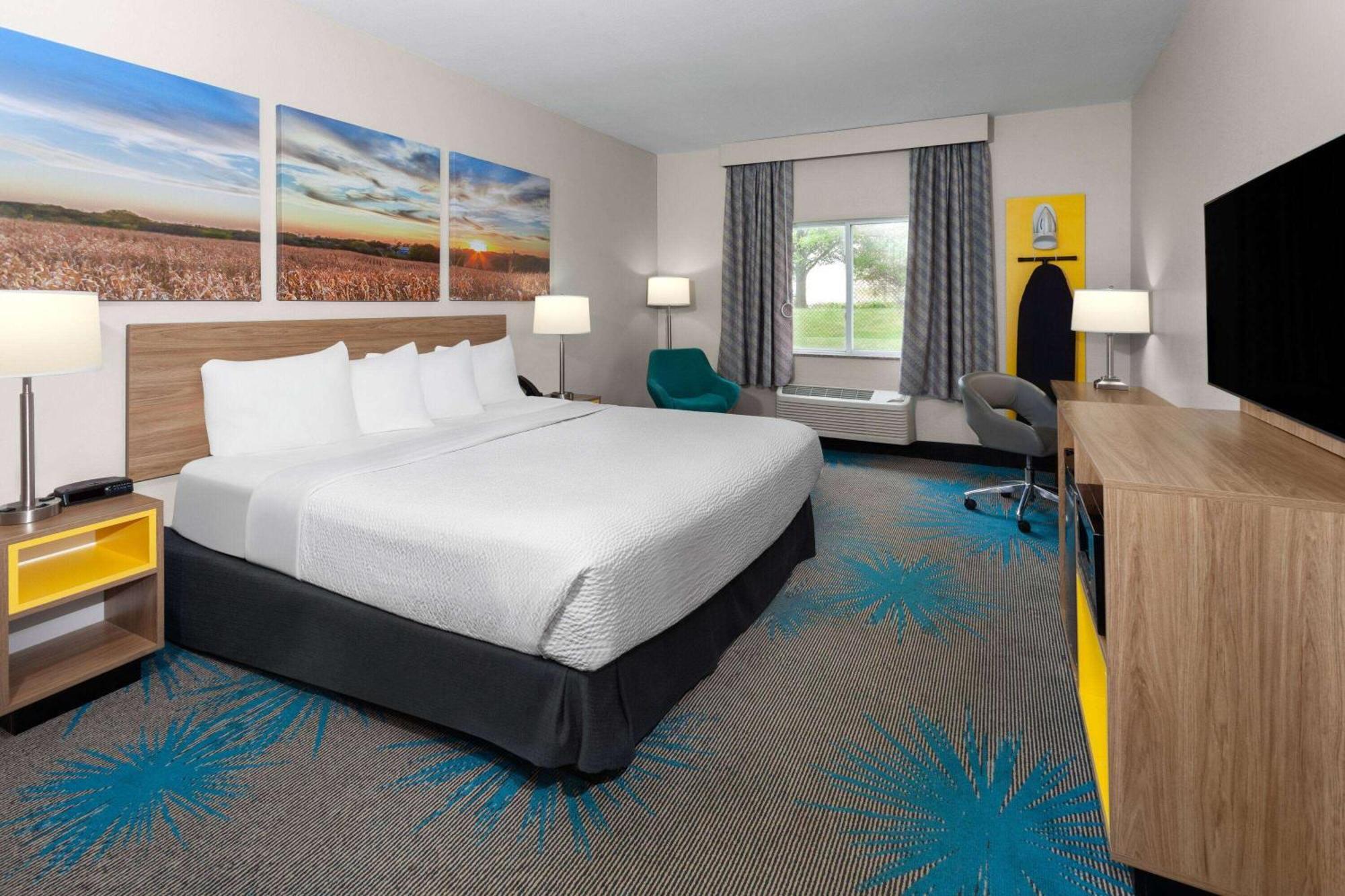 Days Inn & Suites By Wyndham Of Morris Exterior photo