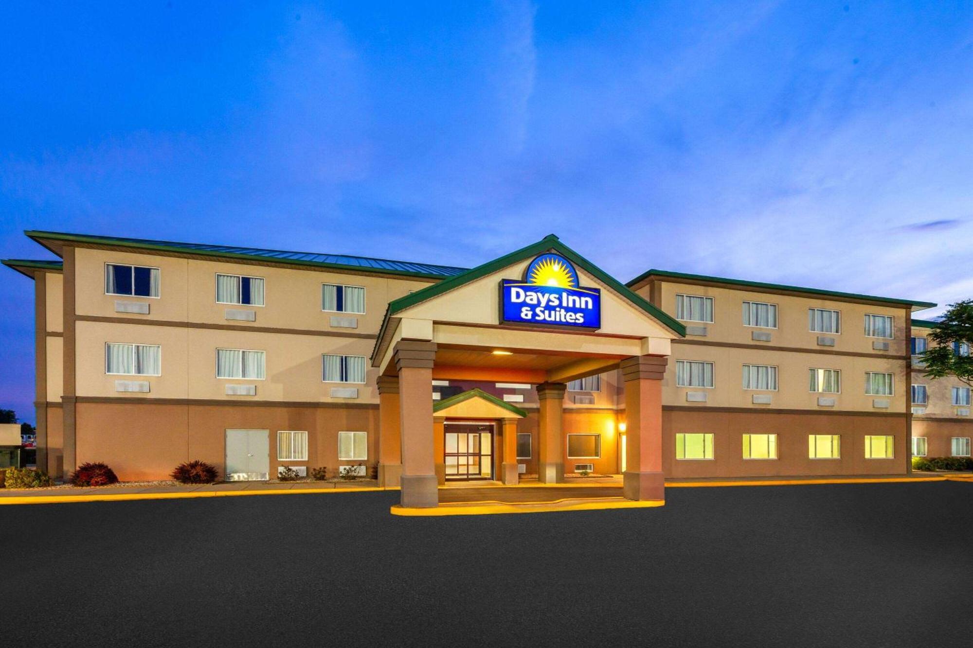 Days Inn & Suites By Wyndham Of Morris Exterior photo