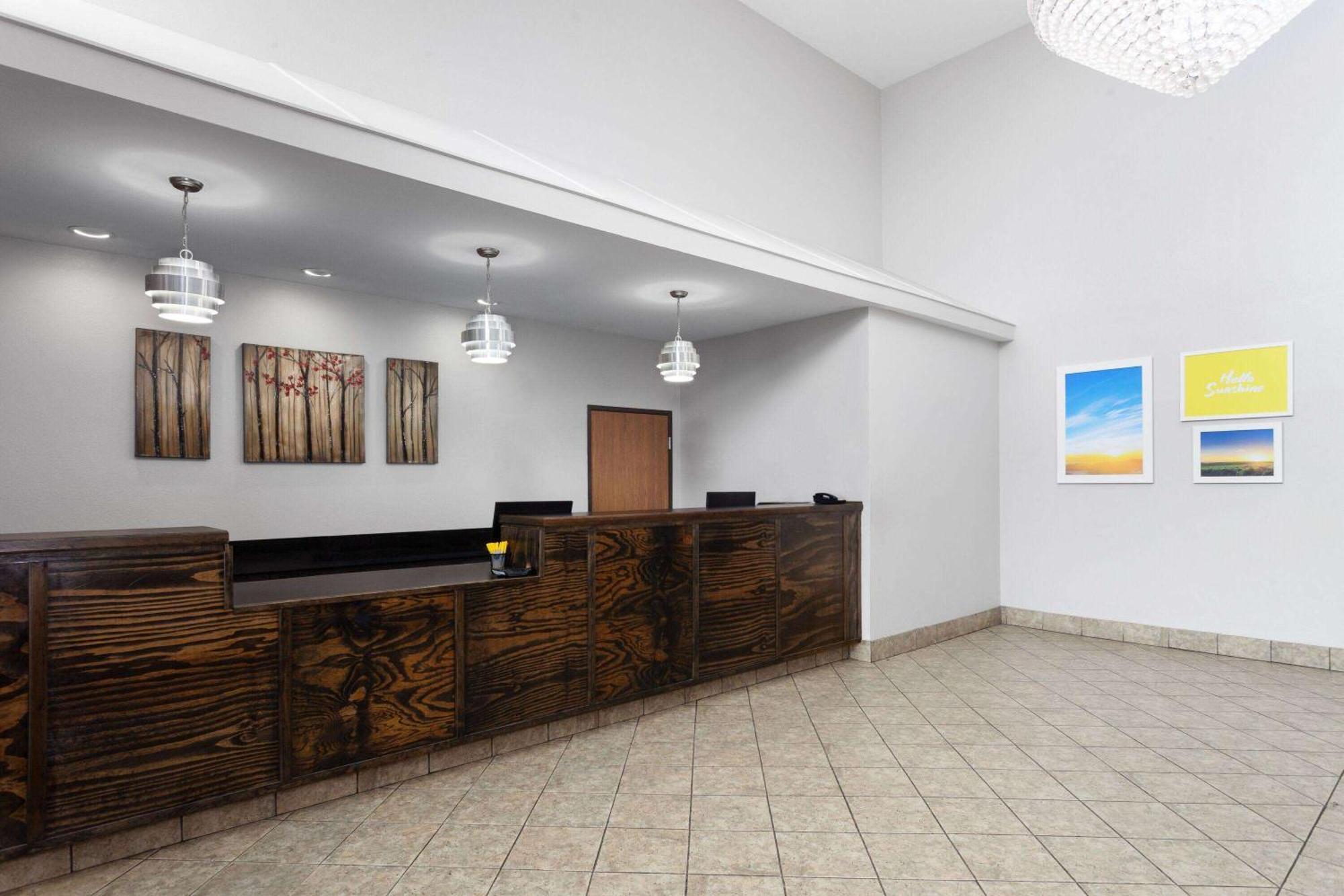 Days Inn & Suites By Wyndham Of Morris Exterior photo