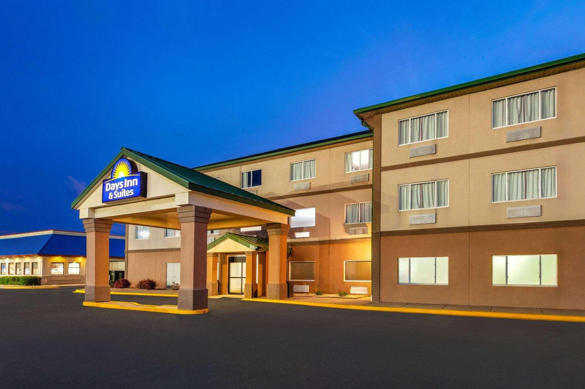 Days Inn & Suites By Wyndham Of Morris Exterior photo